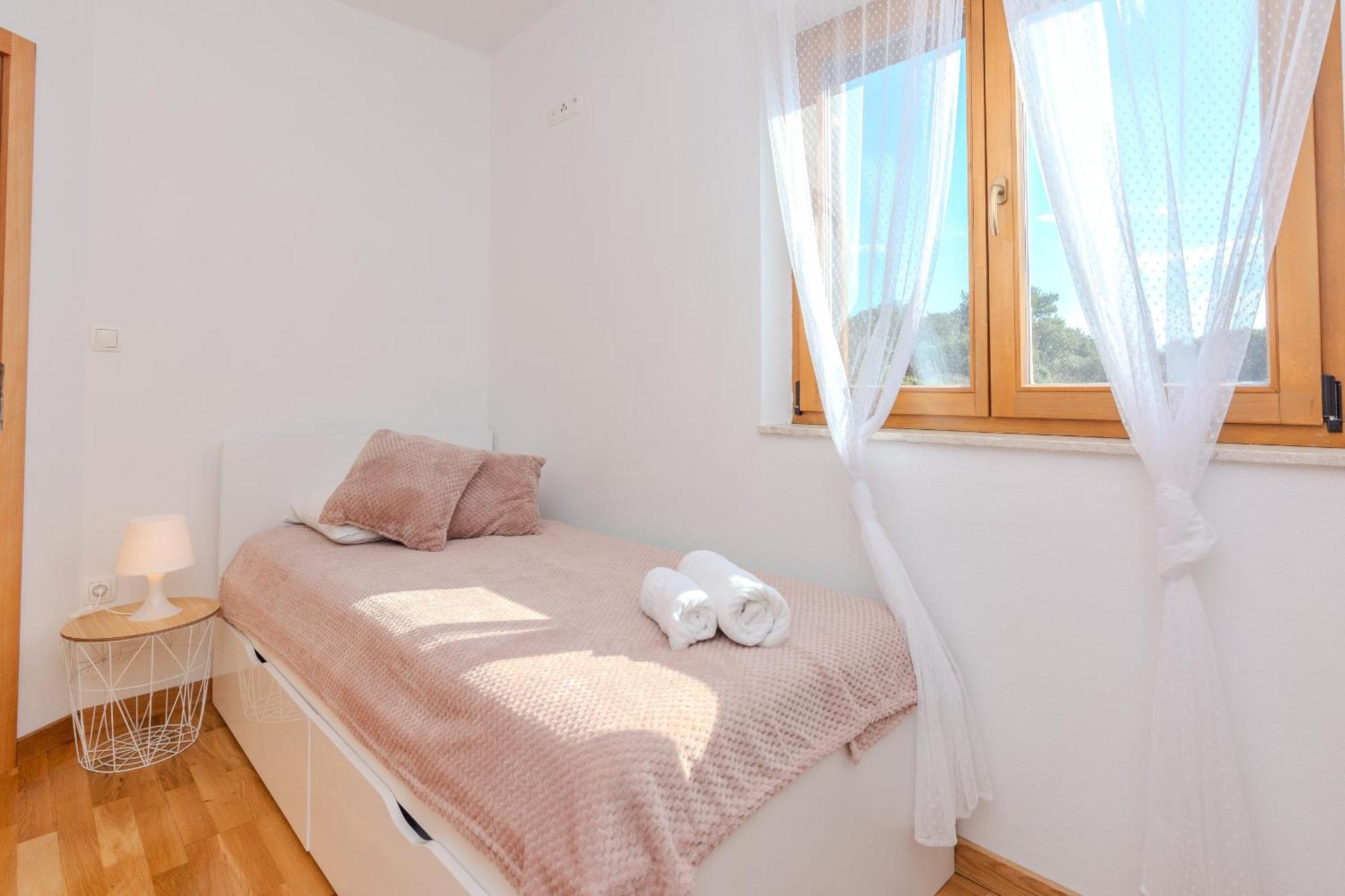 Holiday Home Lucy Pakostane Bagian luar foto